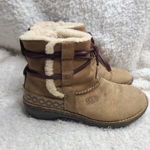 Ugg Cove‎ Tan Nubuck Leather Ankle Boots size 7